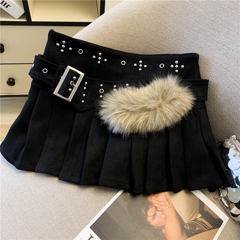 2025 Autumn Vintage Low Waist Pleated Mini Skirt with Faux Fur Belt - Image 3