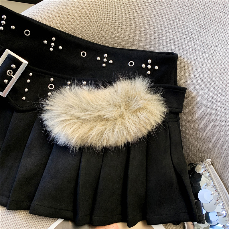2025 Autumn Vintage Low Waist Pleated Mini Skirt with Faux Fur Belt - Image 4