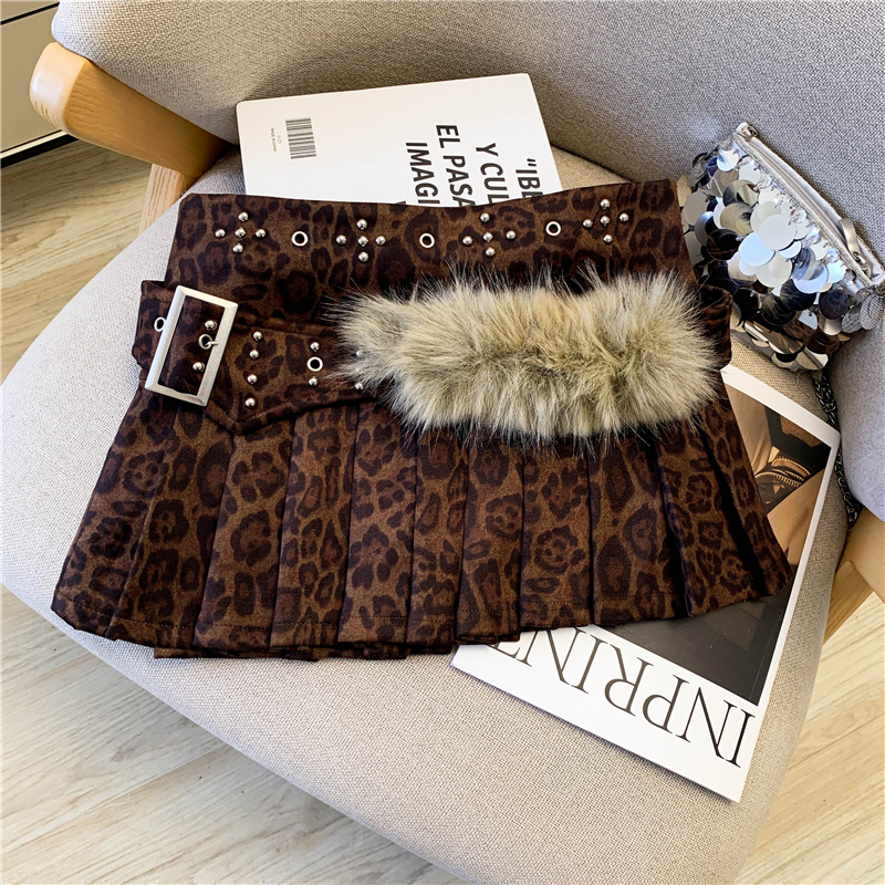 2025 Autumn Vintage Low Waist Pleated Mini Skirt with Faux Fur Belt - Image 2
