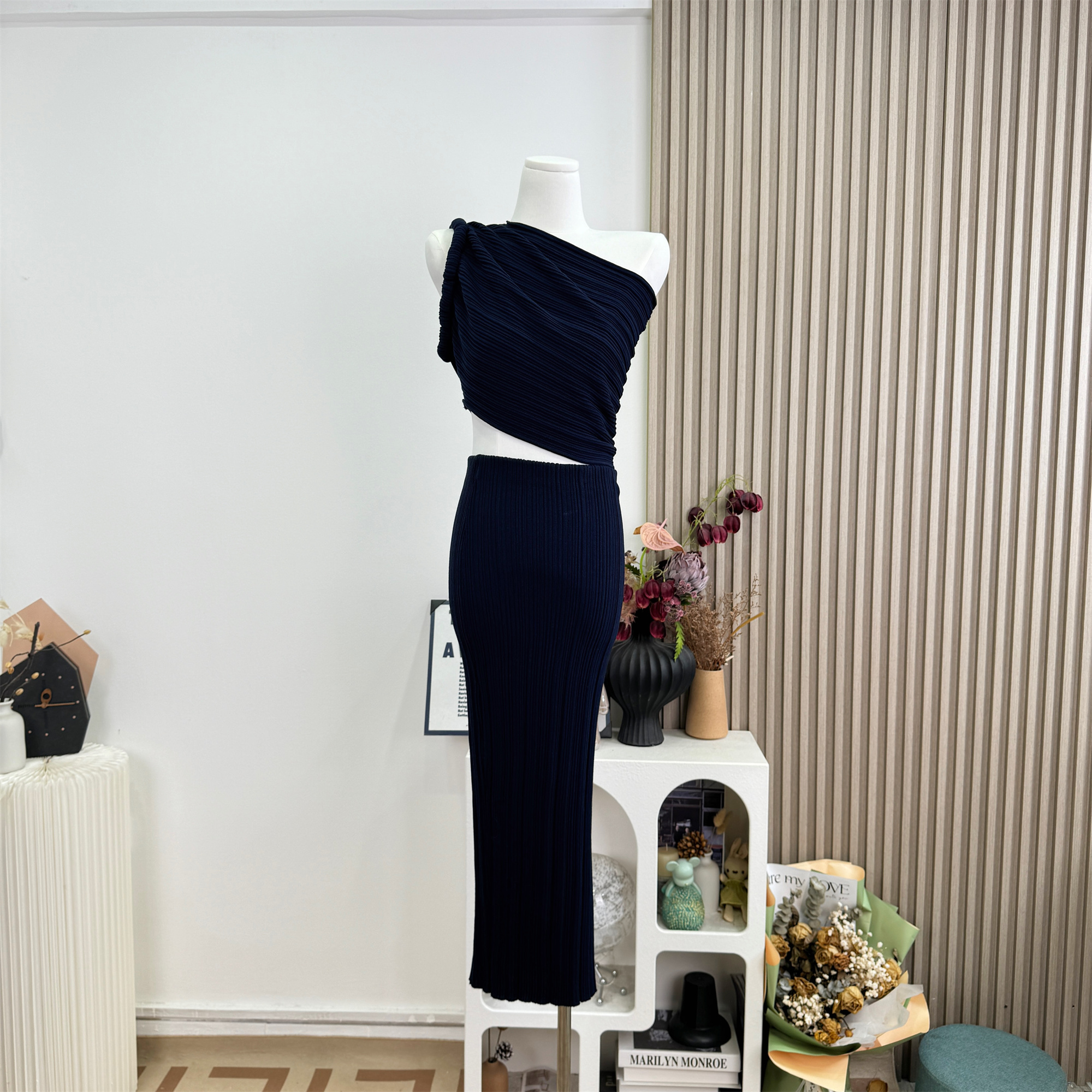 Women's Asymmetric One-Shoulder Knit Top and Skirt Set with Vertical Texture - Image 4