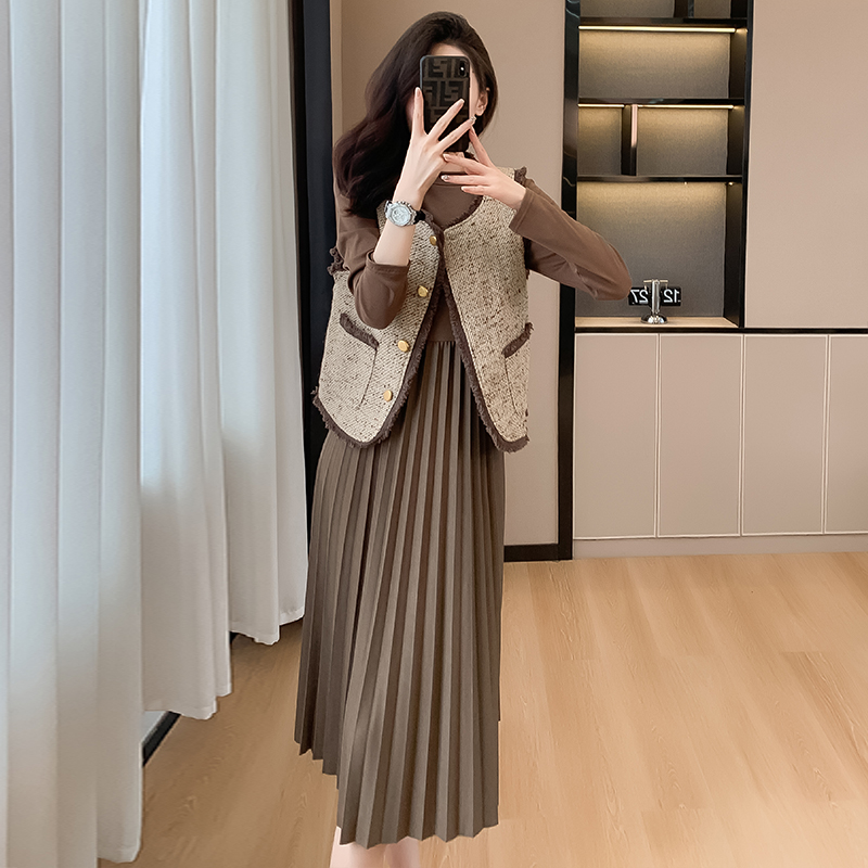 Women's Two-Piece Dress and Vest Set in Little Chanel Style with Pleated Midi Skirt - Image 4